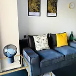 Besotel - 20 2 Standorte 35 Schlafzimmer 29 Badezimmer 52 Betten Fuer 73 Gaeste * ארקראת'