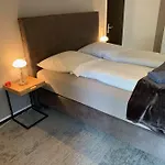 Besotel - 20 2 Standorte 35 Schlafzimmer 29 Badezimmer 52 Betten Fuer 73 Gaeste Apartmán Erkrath