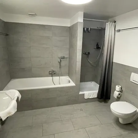 Besotel - 20 2 Standorte 35 Schlafzimmer 29 Badezimmer 52 Betten Fuer 73 Gaeste Erkrath